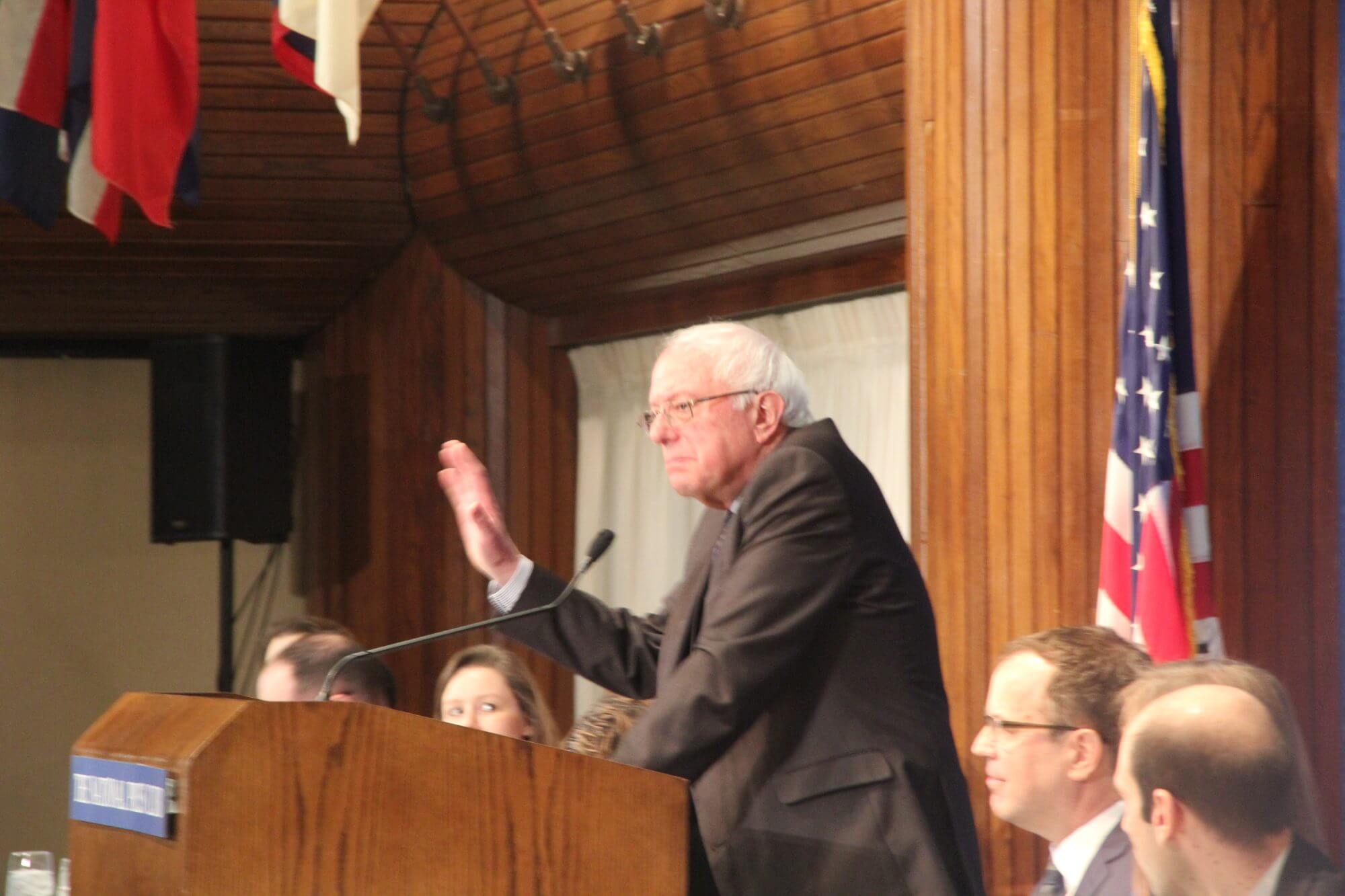 Bernie Sanders considers 2016 presidential run to assist middle class