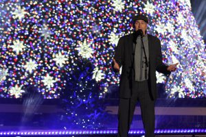 James Taylor performs at the National Christmas Tree lighting. (Benjamin Din/MNS)