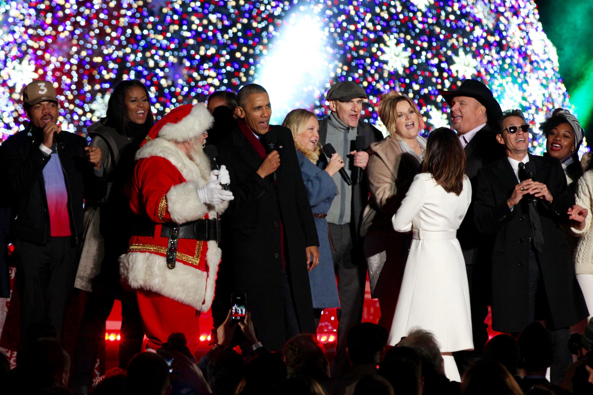 President Barack Obama joins Santa Claus in a sing-along rendition of "Jingle Bells." (Benjamin Din/MNS)