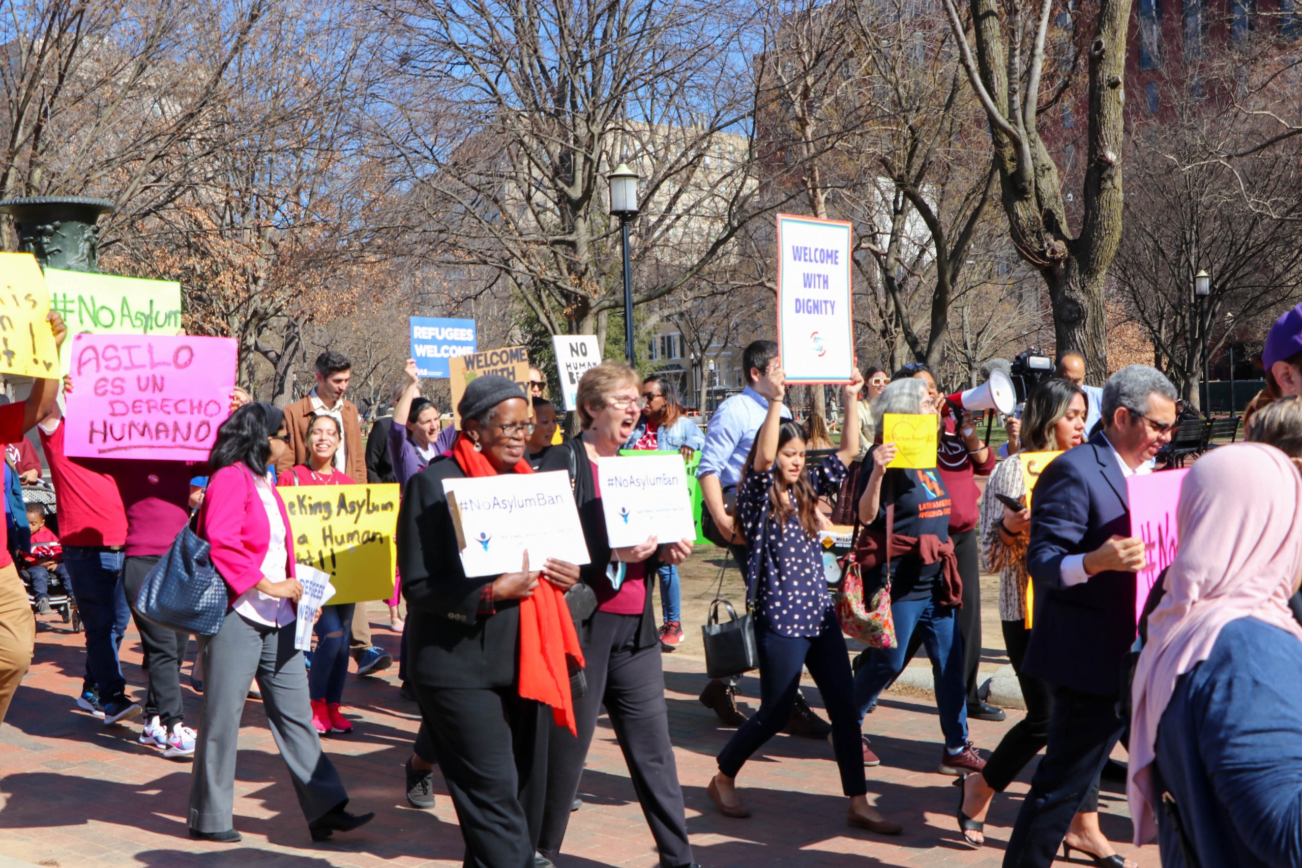 Biden’s new asylum proposal met with protests outside the White House