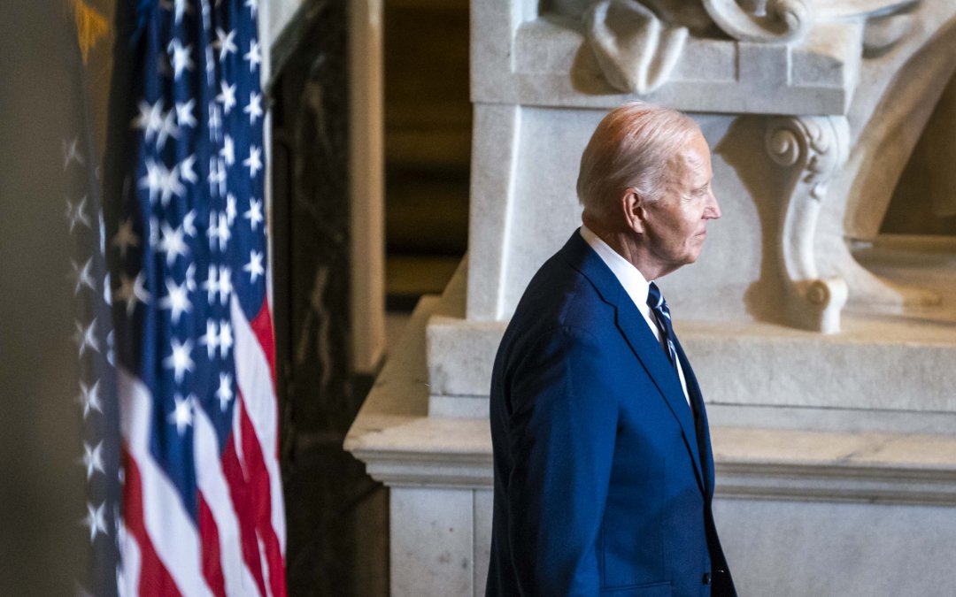 Here’s what experts say is keeping Biden from making a decision on Ukraine