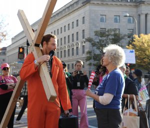 Counter-protesters circled Freedom Plaza with microphones, echoing religious sentiment that opposes abortion. (Caroline Killilea/MNS)