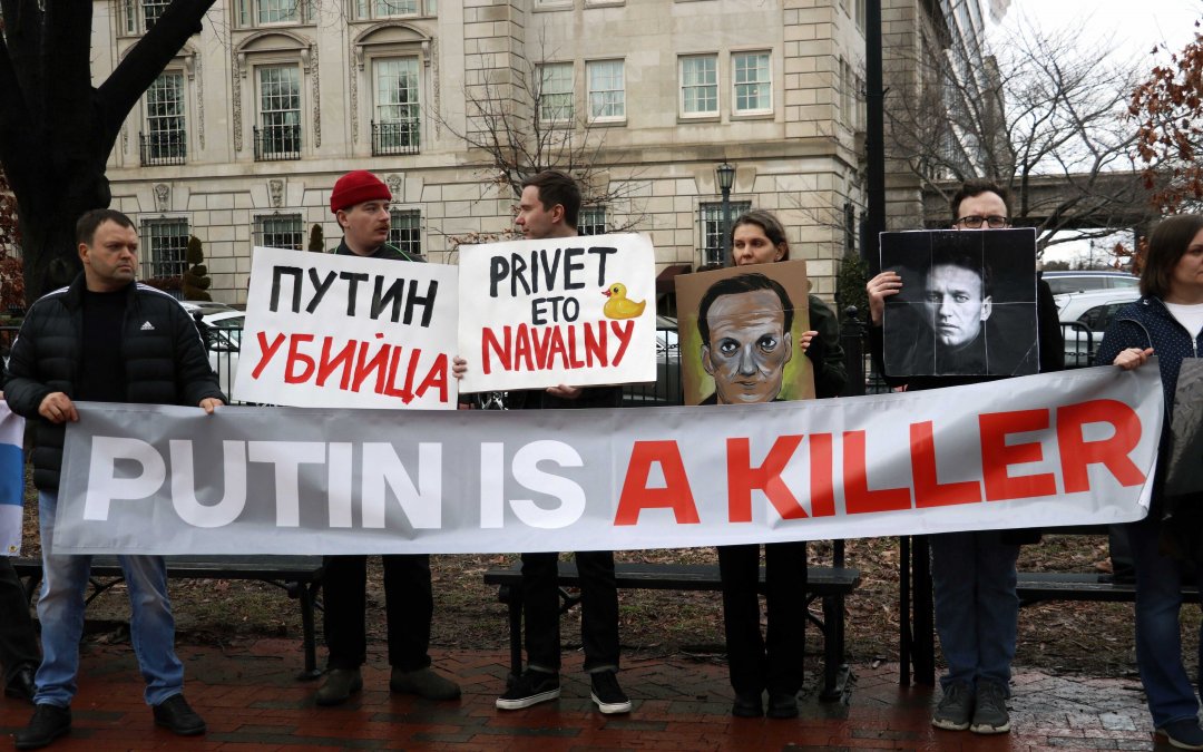 On the Anniversary of Navalny’s Death, Russians gather outside the White House to Mourn and Demand Freedom for Political Prisoners