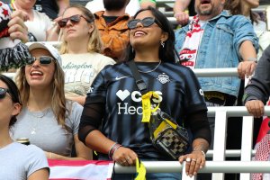 In addition to supporting "Free D.C.," many fans donned yellow ribbons on Oct. 18 to represent the "No Kings" movement. (Desiree Luo/MNS)