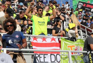 Fans create homemade flags to support "Free D.C." (Desiree Luo/MNS)