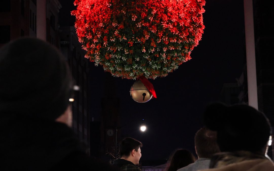 Watch: DC breaks Guinness World Record for most couples kissing under a mistletoe