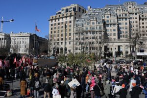 Groups begin to form around Pershing Park shortly before 1 p.m. as participants arrive for the demonstration. (André Hiroki/MNS)