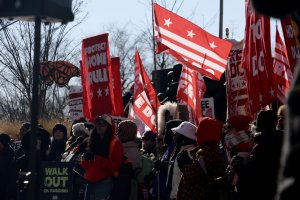 A speaker tells demonstrators to pressure public officials and says 2026 is a pivotal year for political change with midterm elections approaching. (André Hiroki/MNS)