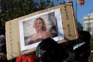 A sign reading “Remember Renee Good” is displayed during the rally. Good, a 37-year-old American citizen, was fatally shot in Minneapolis, Minnesota, by federal agent Jonathan Ross on Jan. 7, 2026. (André Hiroki/MNS)