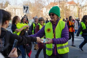 Onlookers brought snacks and water for the monks and volunteers walking with them. (Cayla Labgold-Carroll/MNS)