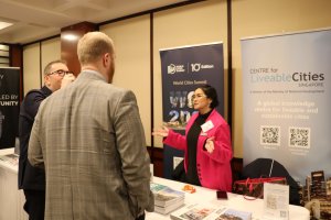 Participants speak with Singaporean business representatives. (Dasha Dubinina/MNS)
