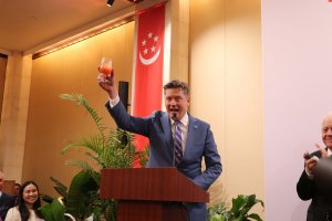 Oklahoma City Mayor David Holt, president of the U.S. Conference of Mayors, raises a toast “to the great nation of Singapore” during his speech at the embassy. (Dasha Dubinina/MNS)