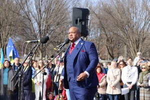 Mark Burns, Trump’s informal spiritual advisor and a supporter of Ukraine, delivered a passionate speech at the protest. “Freedom has a name and it’s called Ukraine,” he chanted to the crowd. (Chloe Park/MNS)