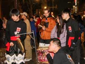 Drummers watched the lion dancers closely to coordinate the timing of their performance. (Melody Xu/Medill News Service)