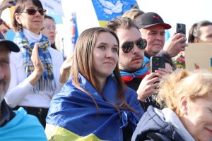 The crowd listened to Reverend Father Robert Hitchens of the Ukrainian Catholic National Shrine of the Holy Family give messages of hope. (Sarah Han/MNS)